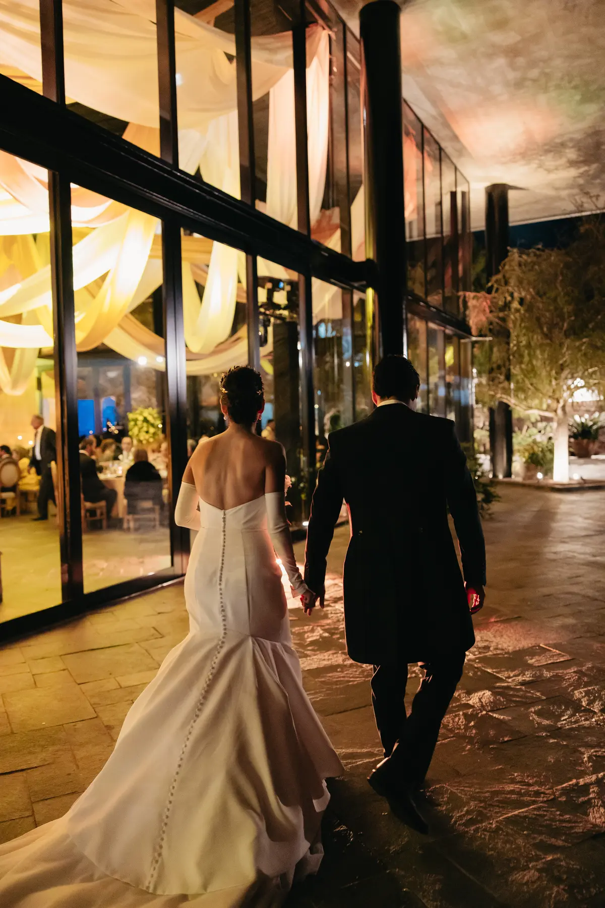 Irene y Pablo caminando juntos al final de la celebración